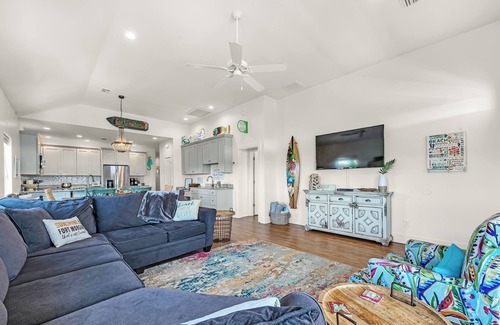 Morgantown House | Cozy Beach Cottage Commercial Ice Machine 5 star reviews for 8 years!