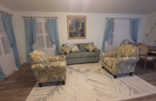 Seaspray House | Cozy Beach House!Best location.Community pool and beach access.near shopping