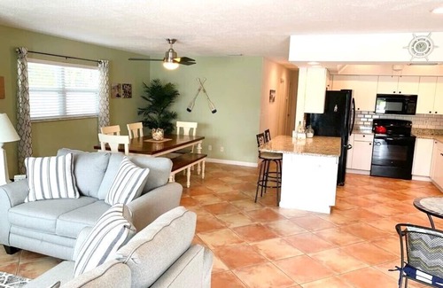 Naples Park House | “COZY BEACH HOUSE” CLOSE TO BEACH, RESTAURANTS & SHOPPING