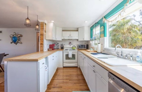 South Venice Condo | Cozy beach house! Just steps away from the world-class Manasota beach