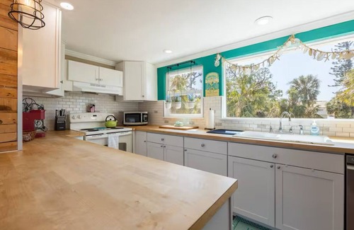 South Venice Condo | Cozy beach house! Just steps away from the world-class Manasota beach