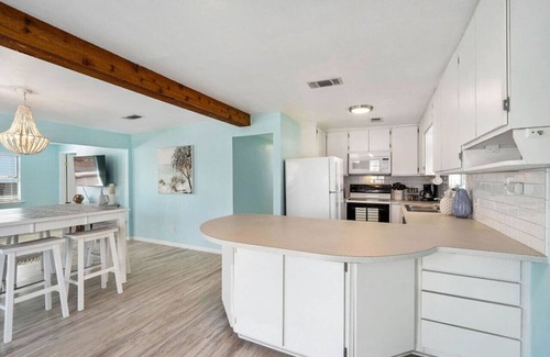 Galveston House | Cozy beach house next to Sea Isle Marina with game room