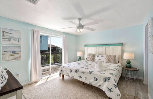 Galveston House | Cozy beach house next to Sea Isle Marina with game room