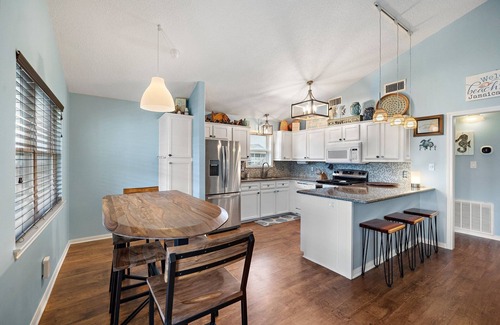 Jamaica Beach House | Cozy beach house - 3 minute walk to beach - with everything you need to relax!