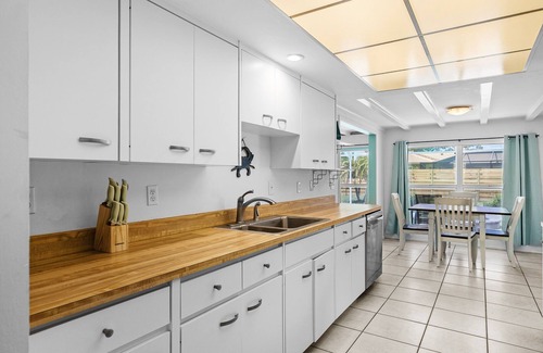 Gulf Gate Woods House | Cozy beach house with pool near Siesta Key Beach