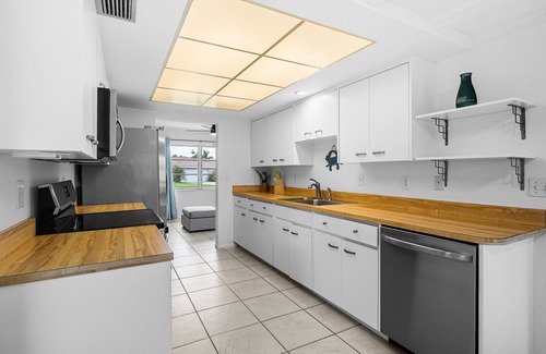 Gulf Gate Woods House | Cozy beach house with pool near Siesta Key Beach
