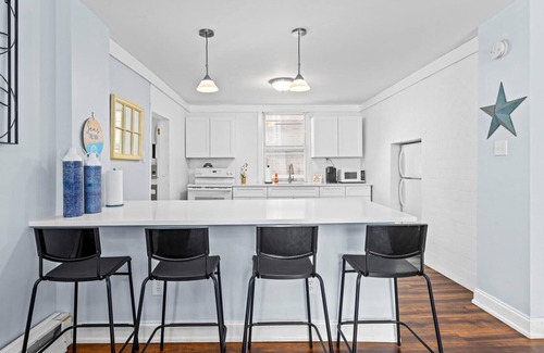 Ventnor City Apartment | Cozy Beach Retreat - 2 Queens + Sofa Bed