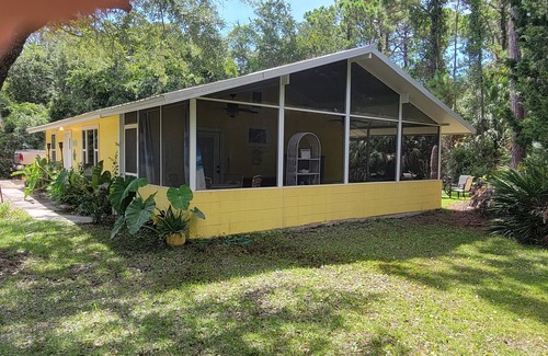St. George Island House | Cozy Beach Cottage 2 blocks to beach near entertainment food & Fun, screen porch