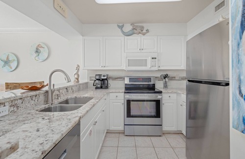 Fort Walton Beach Condo | Cozy Beachfront Getaway! Excellent Balcony View & Beach Service Mar-Oct. nn