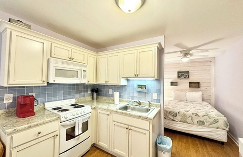 Atlantic Beach Condo | Cozy Beachfront Getaway Studio Kitchen Pool Wifi Steps from the Ocean