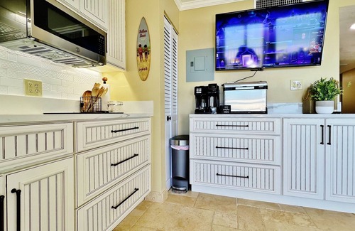 Belleair Beach Condo | Cozy Beachfront Retreat right on the Sand, Sparkling Pool, & Charming Coastal Flair!