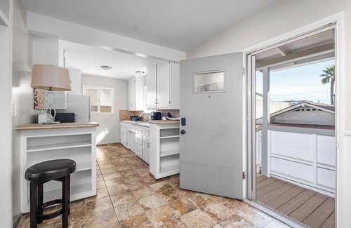Hermosa Beach Apartment | Cozy Beachside Apt with Laundry, AC, Patio