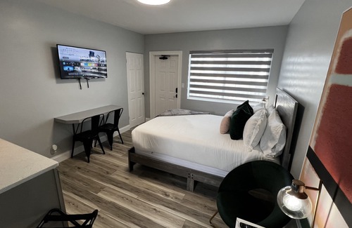 Daytona Beach Hotel | Cozy Beachside Modern Boutique Hotel Suite with Kitchen - by Oceano Suites