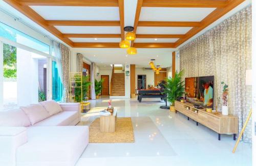 Bang Lamung Villa | Cozy beachside pool villa