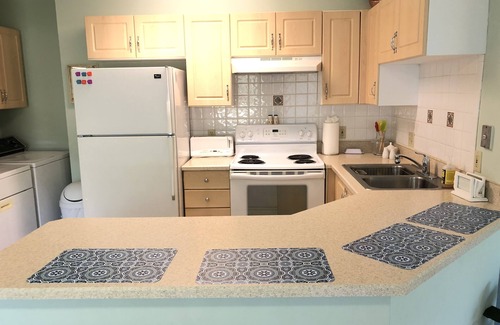 Florida Ridge Condo | Cozy Beachside town getaway with quiet preserve views.