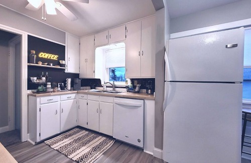 Vermilion House | Cozy Beachtown Bungalow perfect for any getaway