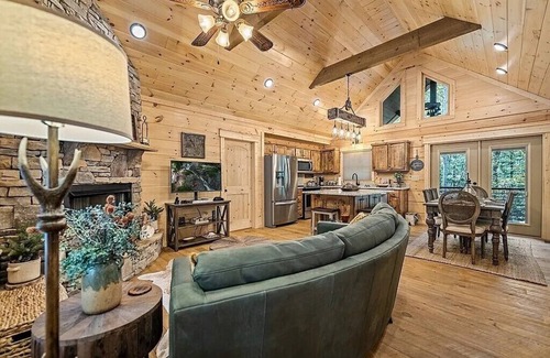 Ellijay Cabin | Cozy Bear Cabin, 2/2, HOT TUB, Pet Friendly, Coosawattee River Resort, fenced