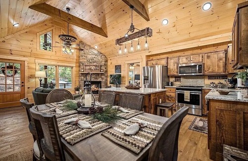 Ellijay Cabin | Cozy Bear Cabin, 2/2, HOT TUB, Pet Friendly, Coosawattee River Resort, fenced