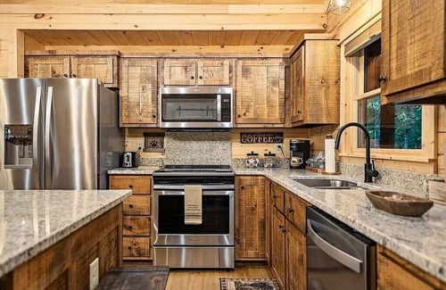 Ellijay Cabin | Cozy Bear Cabin, 2/2, HOT TUB, Pet Friendly, Coosawattee River Resort, fenced