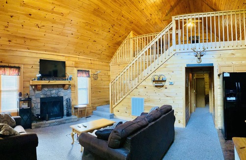 Sevierville Cabin | Cozy Bear Cabin near Gatlinburg & Smoky Mtns - NO CLEANING FEE
