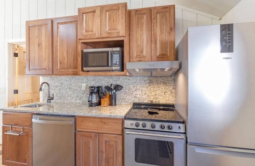 Tofte Apartment | Cozy Bear Den - Sauna New kitchen Fireplace Large tv Wifi Indoor sauna