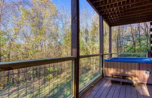 Sevierville House | Cozy Bear Lodge, Game Room, Theater Room, Hot Tub, Free Attraction Tickets, WIFI Sleeps 20!