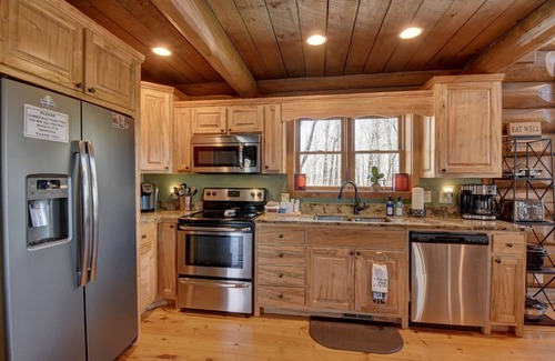 Morganton Cabin | Cozy Bear Lodge Log Cabin, Big Green Egg, Outdoor Grill Station, Hot Tub grotto