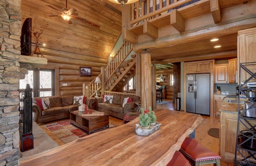 Morganton Cabin | Cozy Bear Lodge Log Cabin, Big Green Egg, Outdoor Grill Station, Hot Tub grotto