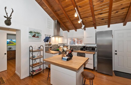 Big Bear Lake Cabin | Cozy Bear Retreat by Destination Big Bear : Close to the Lake! Minutes to the Village! Hot Tub! BBQ! Tesla/EV Charger!