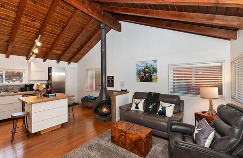 Big Bear Lake Cabin | Cozy Bear Retreat by Destination Big Bear : Close to the Lake! Minutes to the Village! Hot Tub! BBQ! Tesla/EV Charger!