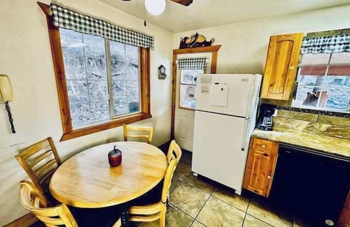 Yosemite West Apartment | Cozy Bear South-Inside Yosemite-Sleeps 5