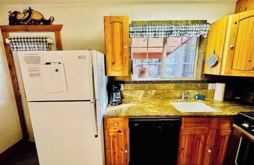Yosemite West Apartment | Cozy Bear South-Inside Yosemite-Sleeps 5