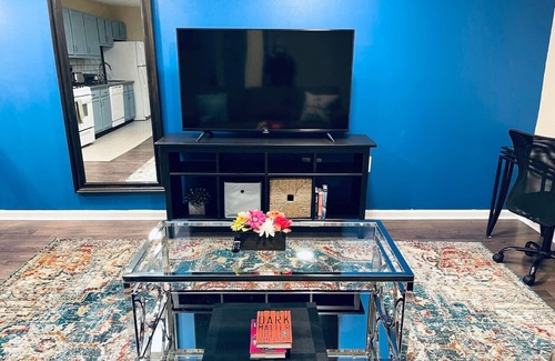 Hawthorne Apartment | Cozy Beautiful 2BD Apt in Center City