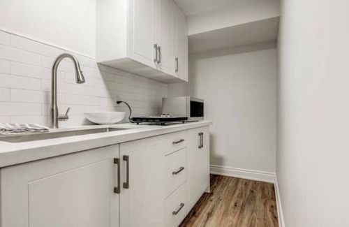 Central Erin Mills Apartment | Cozy & beautiful apartment in peaceful Mississauga w/kitchenette, WiFi, AC & TV.
