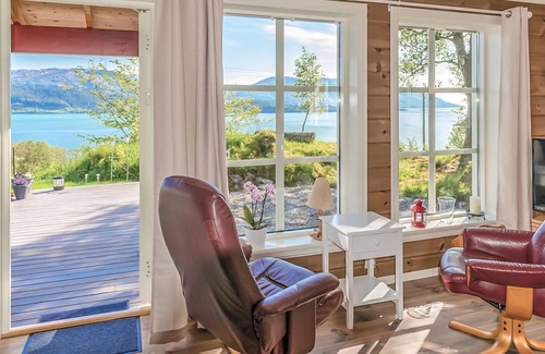Florø House | Cozy, beautifully situated cottage in a small village by the Førdefjord in Sunnfjord.