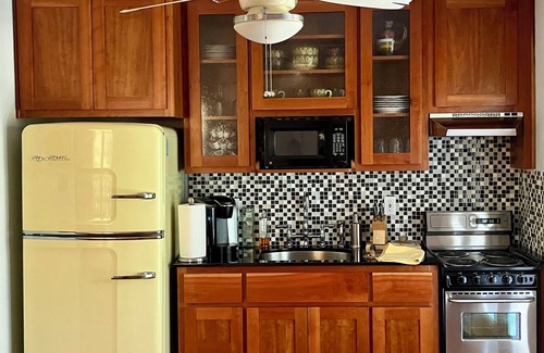 Smithville Bed & Breakfast | Cozy bed & breakfast in peaceful Smithville with pool, lake, waterfall & gardens