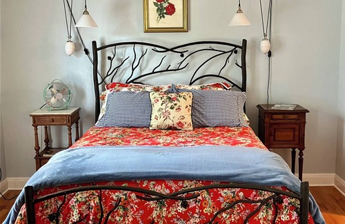 Smithville Bed & Breakfast | Cozy bed & breakfast in peaceful Smithville with pool, lake, waterfall & gardens
