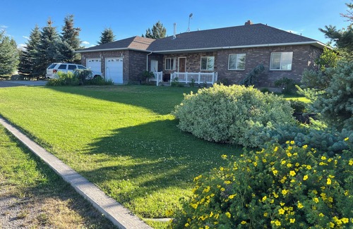 Rexburg House | Cozy bedroom in peaceful house in Rexburg with WiFi, AC and shared living space.