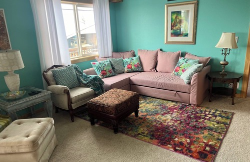Rexburg House | Cozy bedroom in peaceful house in Rexburg with WiFi, AC and shared living space.