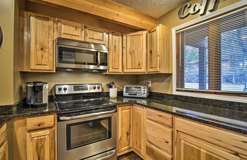 Bellaire Condo | Cozy Bellaire Condo w/Balcony - 3 Mi to Skiing!