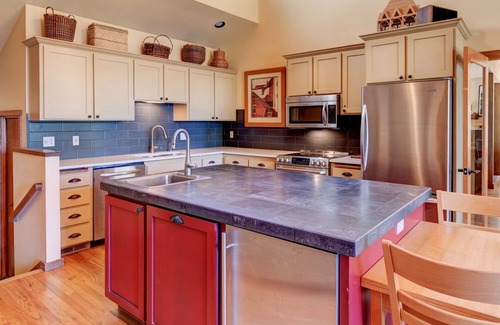 Black Butte Ranch House | Cozy Black Butte home with large kitchen, 2 living spaces, wood fireplaces