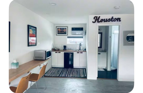 Hyde Park Apartment | Cozy Blanco Studio 9 Walk to Shops and Restaurants with AC in vibrant Houston!