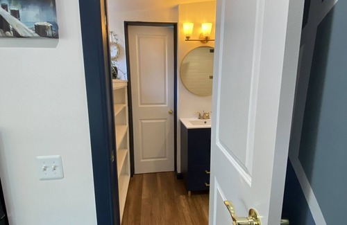 Harbor Apartment | Cozy blue back house w/1 bed, couch bed, 20 mins away from Disneyland and Beach!