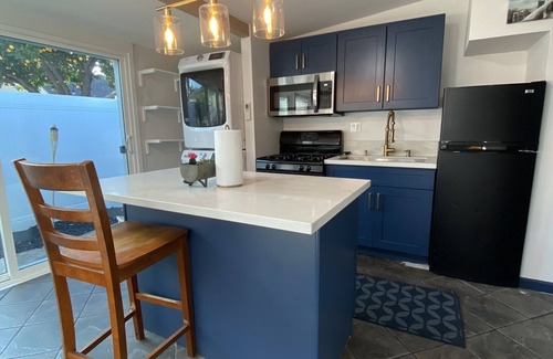 Harbor Apartment | Cozy blue back house w/1 bed, couch bed, 20 mins away from Disneyland and Beach!