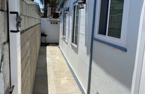 Harbor Apartment | Cozy blue back house w/1 bed, couch bed, 20 mins away from Disneyland and Beach!