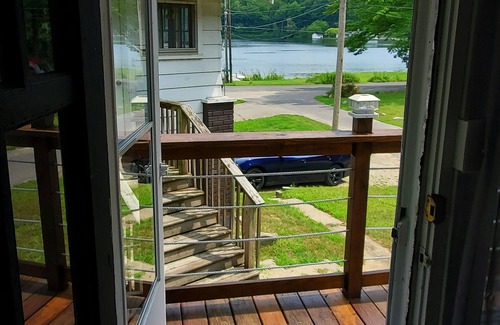 Greenville Cottage | Cozy Blue Cottage With Access To All Sports Lake.