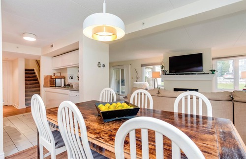 The Blue Mountains Condo | Cozy Blue Mountain getaway w/a full kitchen, furnished deck, & gas grill