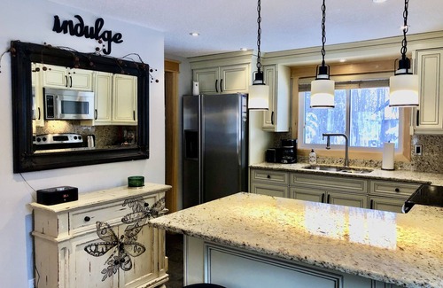 The Blue Mountains Cottage | Cozy Blue Mountain Cottage! 5 MINUTES WALK TO THE ORCHARD CHAIR LIFT!