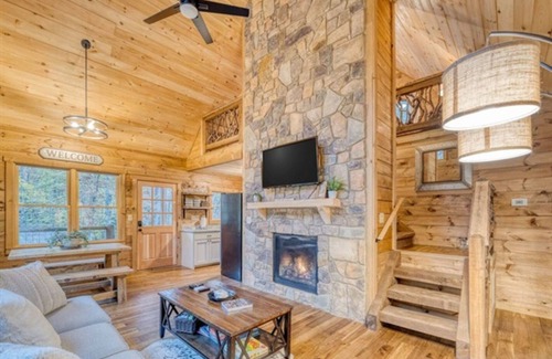 Foxfire Estates Cabin | Cozy Blue Ridge Cabin: Hot Tub, Firepit, and More!
