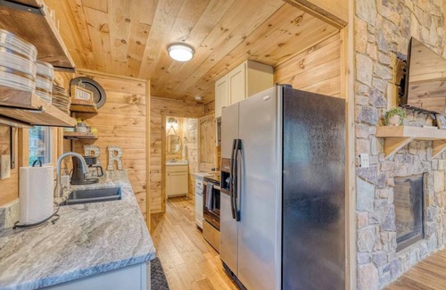 Foxfire Estates Cabin | Cozy Blue Ridge Cabin: Hot Tub, Firepit, and More!